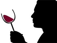 persona mirando la copa de vino